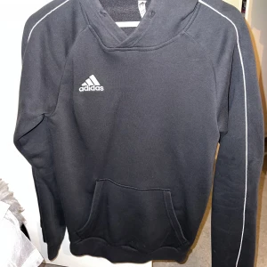 Adidas Hoodie 200kr - Storlek XS, originella pris 500kr men säljer den för 200 kr! Knappt använd för halvår sen så mycket fint skick! Skriv om intresserad- kan mötas upp på stan, tar endast emot Swish