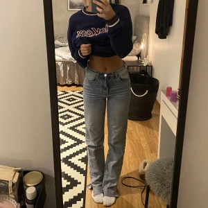 Fina jeans - Så fina jeans, blivit lite små för mig så ska säljas! En ”stropp” där skärpet ska sitta i är sönder men den går att pilla in så det inte syns, det har jag gjort. Har en slits längst ner så lägger sig perfekt över skorna
