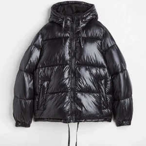 puffjacka - Säljer denna jacka från hm. Har använts i en säsong men är som ny. Köpte den för 500kr