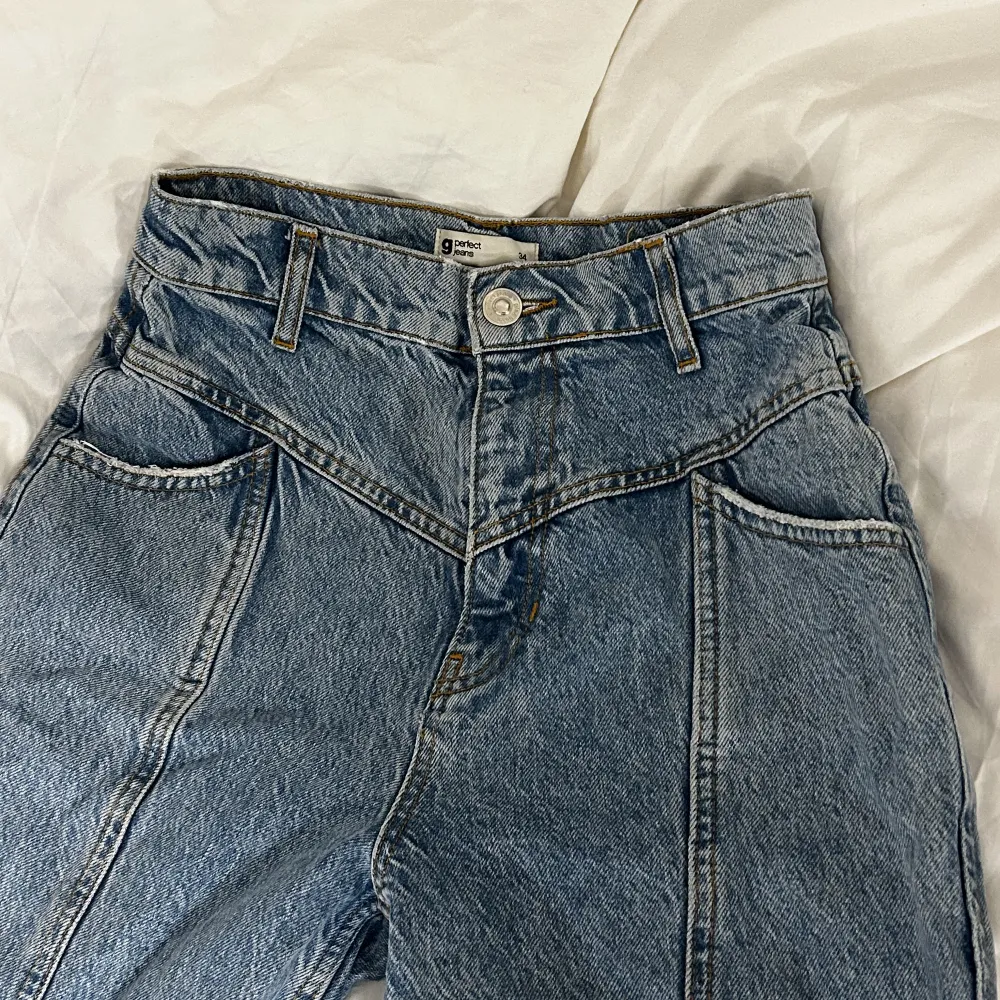 Högmidjande jeans med 80 tals influenser. Jeans & Byxor.