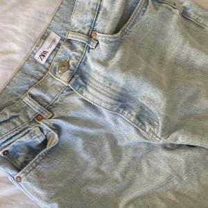 Supersnygga ljusblåa jeans från Zara💕raka i modellen och köpta här på Plick för två år sedan!