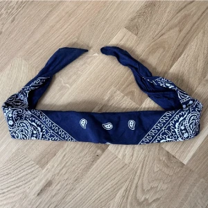 två bandanas - Två bandanas, en vit och en mörkblå! 20kr för båda