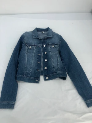 Jeans jacka - Säljer den här jeans jackan, aldrig haft på mig helt ny