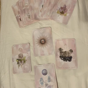 Tarotkort - Supervackra kristall-tarotkort! Nyskick! Svarar gärna på frågor💕