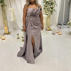 Festklänning - Festklänning använd endast några timmar Pris kan diskuteras vid snabbaffär