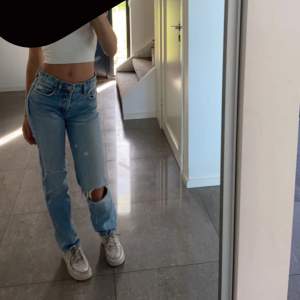 Säljer mina midrise jeans från zara💕 super fina, skriv för frågor 