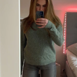 Stickad tröja - Säljer denna fina gröna stickade tröja från Vero Moda då den inte kommer till användning längre. Passar xs/s 🤍 köpare står för frakt!