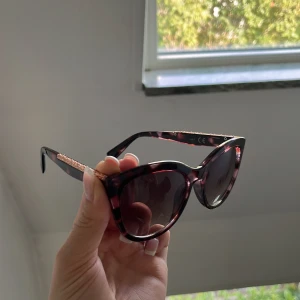 Solglasögon - Solglasögon från glitter! Repor på båda linserna + även en liten repa på ena sidan! Skriv för bild💘