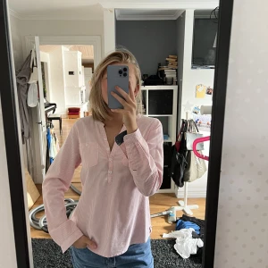 Skjorta/blus - Jättesöt rosa vit randig skjorta från Etirel. Köpt second hand. Använd 1 gång. Storlek 40 men passar perfekt för mig som är S/M.