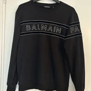 Balmain - Säljer denna Balmain tröja åt min kille. Den är i väldigt bra skick och är köpt i Dubai. Tags finns. Skriv för mer info!