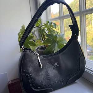 En jätte fin handväska som är gjord av läder märket är Calvin Klein som tyvärr aldrig har kommit till användning 💘