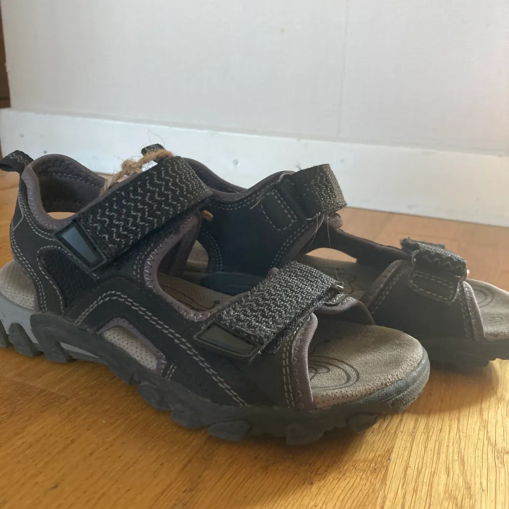 Superfit sandaler i storlek 33 fint men använt skick. Inga synliga skador men normalt slitage. Skor.