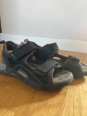 Barnskor sandaler - Superfit sandaler i storlek 33 fint men använt skick. Inga synliga skador men normalt slitage