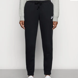 Nike byxor  - Säljer Nike mjukis byxor som inte kommer till någon användning 