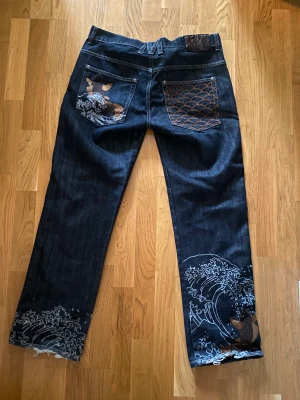 Jeans med broderi - Ett par jeans med massa fina fiskar o grejer på sitter jävligt nice. W34 och L32