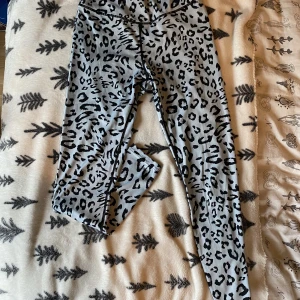Leggings  - Storlek S  Använt skick, men har mer att ge!  Från soc  Skriv vid frågor eller fler bilder <3