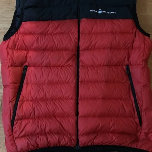 Sail Racing Väst (MEDIUM) - En Sail racing väst som är i väldigt bra skick har inte används jätte mycket.