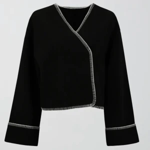 Blanket stitch jacket - Helt ny slutsåld svart jacka från Gina tricot. Endast testad och alla lappar kvar!🤍 Storlek M Nypris 500:-