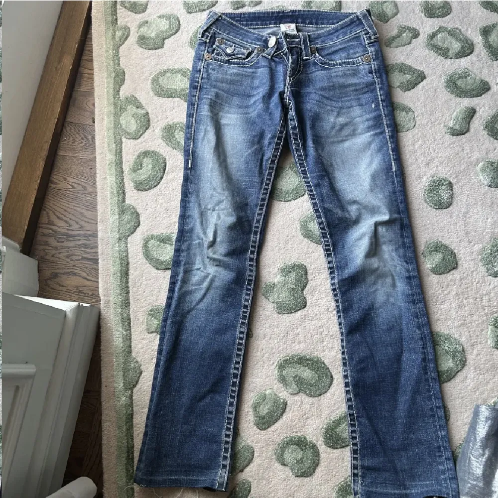 säljer dessa true religion jeans i storlek 25. midjemåttet är ca 36cm och de passar mig som är 167💞 skriv för fler bilder. Jeans & Byxor.