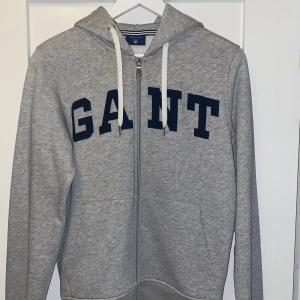 GANT hoodie  - Grå GANT hoodie i fint skick, utan slitage och märken. 
