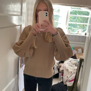 Sofie schnoor tröja  - Säljer min stickade Sofie schnoor tröja, fint skick och använd få tal gånger💕  (Nypris 800kr) Säljer då den inte kommer till användning, hör av er vid intresse eller frågor. 