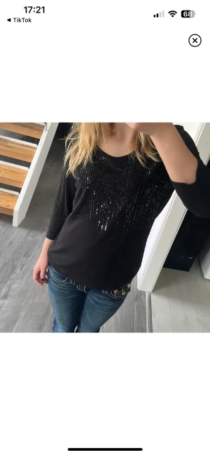 Glittrig tröja - Säljer då den inte kommer till användning. 