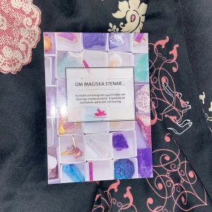 Kristal bok  - En kristal bok står inprincip om alla stelar 