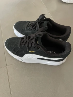 Säljer ett par oanvänd puma - Storlek 37 har använt endast 1 gång och säljer pga storleken är för liten