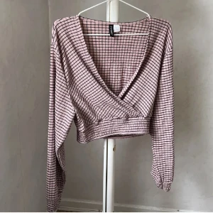 Croppad topp - Super fin topp från H&M som inte säljs? Bra skick!! Medium men passar s🩷💕💓