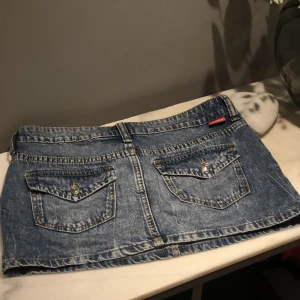 Kort Jeanskjol  - Fin retro/vintage kjol från H&M, köpte förra året men användt ett fåtal gånger då den är lite för kort för mig💞
