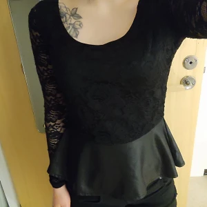 Fest topp  - Fest topp från Sisterspoint. Använd sällan. Väldigt fin. Storlek S. 