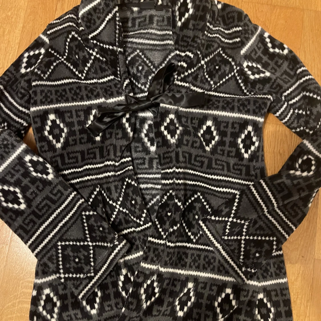 Mönstrad Kofta/Cardigan med knytning - 91