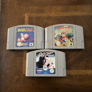 Spel Nintendo 64 - Spel till Nintendo 64 yoshsi’s story 350:- Diddy kong racing 300:- 007 The world is not big enough 200:- resten 150kr styck. Eller alla för 1200:- eller så kan man lägga ett bud om man tycker att det är för dyrt. Finns i Örebro kan skickas mot porto.