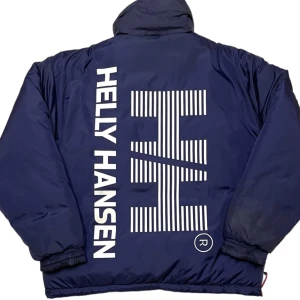 Helly Hansen jacka - Skitsnygg pufferjacka från helly hansen, den är blå på ena sidan o vita på andra så man kan vända ut o in o välja vilken färg man vill ha, den vita sidan har dessvärre fått lite defekter annars är den i gott skick! 