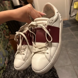 Valentino skor - Lägger upp igen pga vill få de sålda. Så fina vinröda valentino skor som är för stora på mig och vill därav bli av med de! Självklart äkta. Strl 37 men passar även 38. Säljer direkt för 2600kr❤️