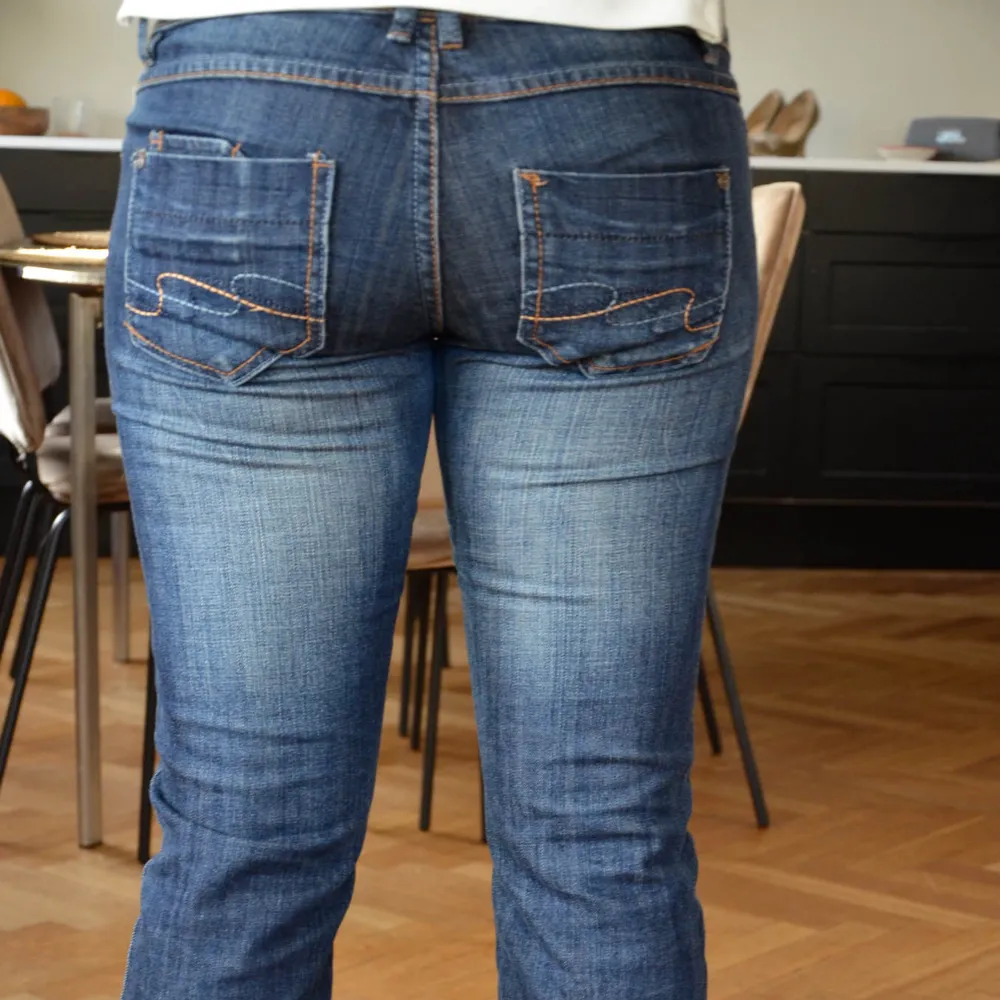 Jeans köpta på vinted, från Orsay denim. Inga defekter förutom en skruv som låsnat för en detalj på baksida, skriv för bild. Midjemått: ca 42 rakt över Innerben: ca 82 . Jeans & Byxor.