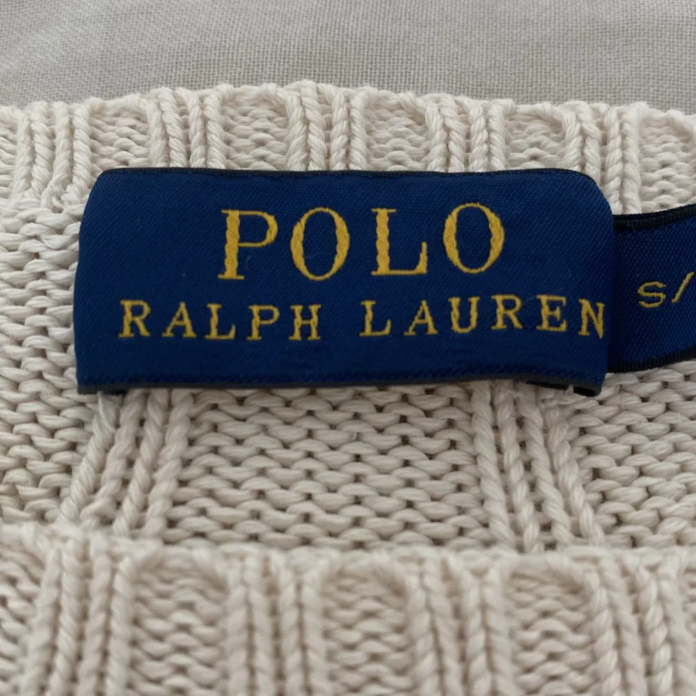 Säljer denna tröjan från Ralph lauren då den bara har använts en gång🤍 Köpte den på Plick så vet ej hur mycket den är använd innan jag köpte den men det ser ut som ny!🫶🏼 Skriv om frågor eller funderingar så svarar jag så snabbt som möjligt🩷. Hoodies.