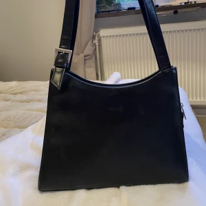 Axelväska svart - Kantig axelväska svart