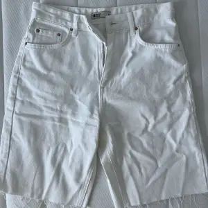 Ett par vita shorts, aldrig använt. Men ser väldigt snygga ut, storlek 34