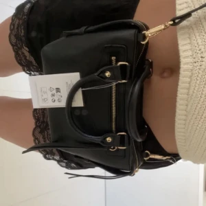 Väska  - Jättefin svart axelremsväska med gulddetaljer, bra skick, skriv vid fler frågor 💞💞