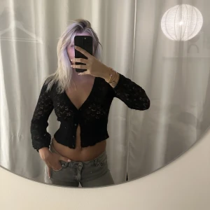 Svart topp - Intressekoll på denna fina kofta. Man kan ha den över något eller som den är. Så sjukt vacker. 