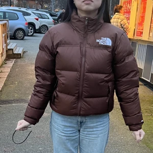 North Face Nuptse - Kollar intresse då jag vill köpa annan jacka till vintern, nypris 3699 kr. Köpt från Junkyard förra vintern. Använd några få gånger. Köpare står för frakt, pris är inte bestämt helt, kan komma överens om något 