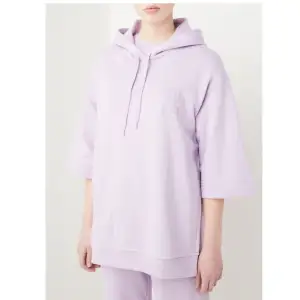 Baum und pferdgarten hoodie, så fint med slits på sidorna💜Använd väldigt sparsamt. Kostade ny runt 1200/1300kr/1400kr  Passar s-m