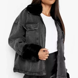 Jacka  - Säljer min jacka som jag köpte förra våren! 