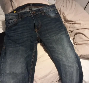 Jack&jones byxor - Tja säler ett par jack&jones byxor storlek 29/32 Hör av er vid minsta fråga