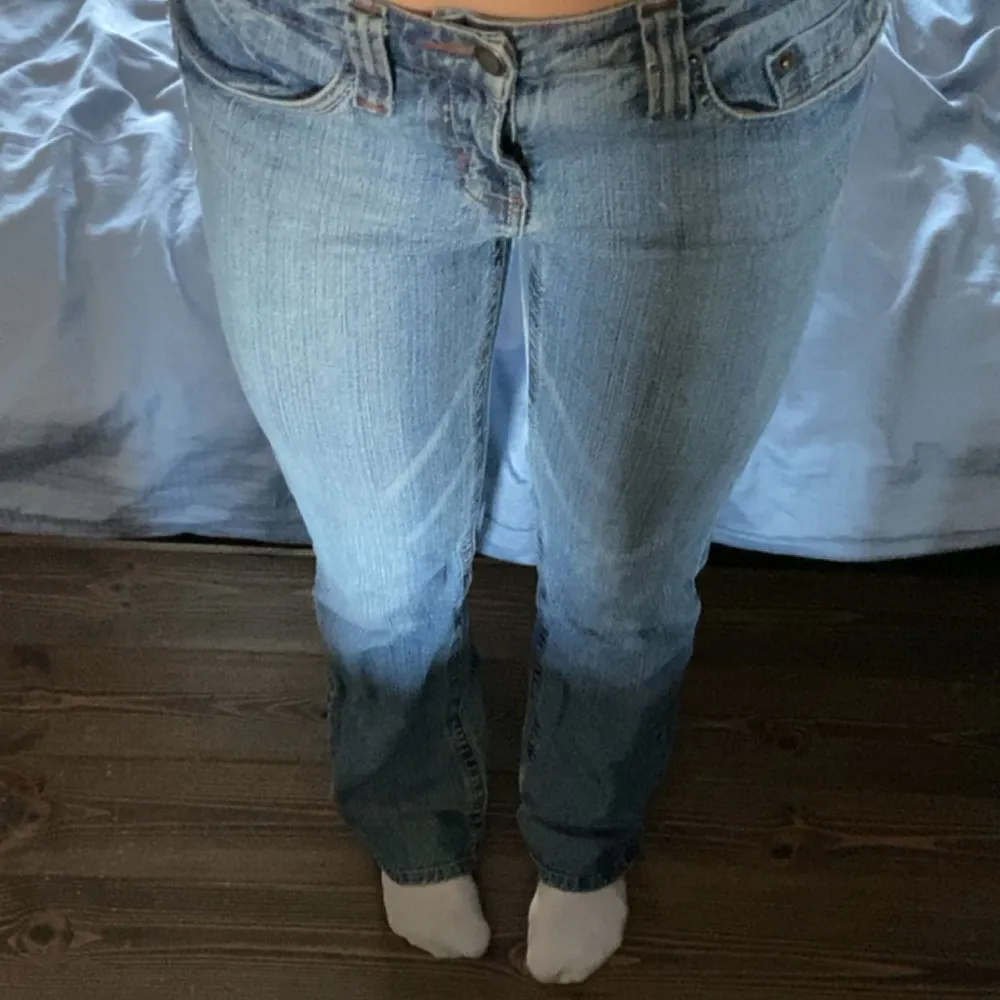 Säljer nu ett par jätte snygga blåa lågmidjade jeans som är köpta i London i vintras för 500kr. Jag är 170 lång. Fint skick och det är bara och höra av sig för frågor ❤️. Jeans & Byxor.