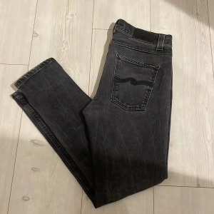 Nudie jeans - Tja! Säljer nu dessa riktigt feta nudie jeans till ett kanonpris! Inga defekter och sitter riktigt skönt. Hör av er vid minsta lilla fundering😉 (Allt tvättas och stryks innan utskick)
