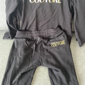 Versace dress - Storlek M på båda, fortfarande bra skick på plaggen, inga skador