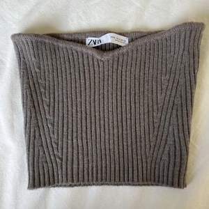 Stickad tubtopp - Säljer superfin grå stickad tubtopp från Zara som knappt är använd! Toppen är väldigt stretchig🌟