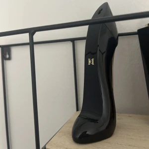 Good girl parfym  - Säljer parfymen då jag fick en likadan i present, denna är endast test sprutad så nästan helt oanvänd. Det är 50ml storleken. Köpt för 800kr